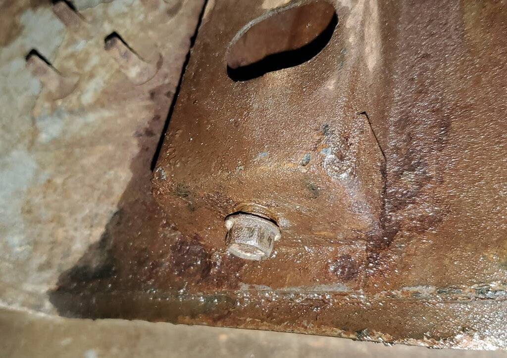 fuel_tank_strap_bracket01.jpg