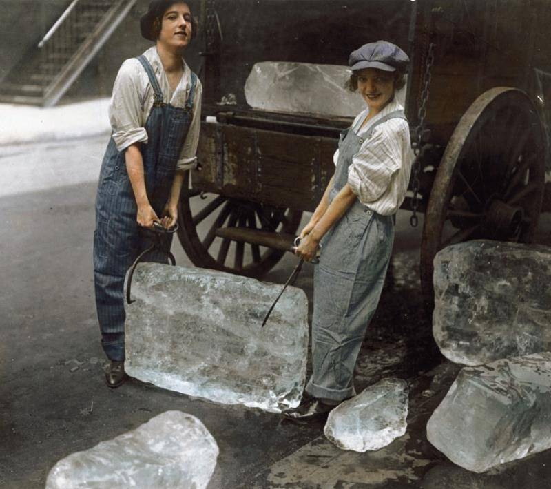 girls-deliver-ice-1918.jpg