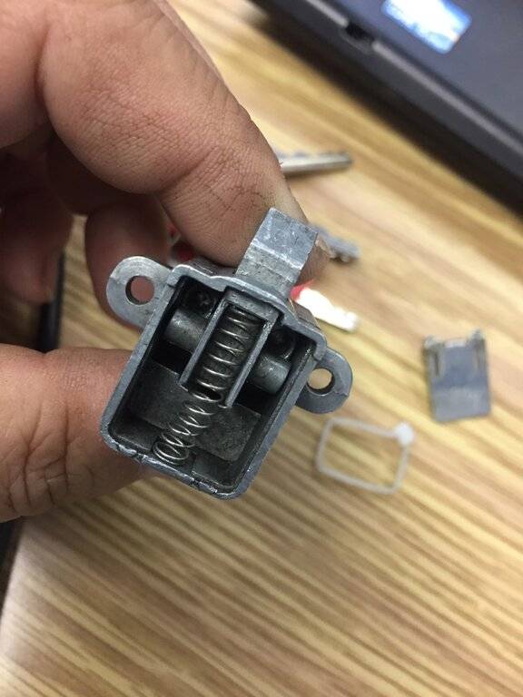 gloveboxlockspring.jpg