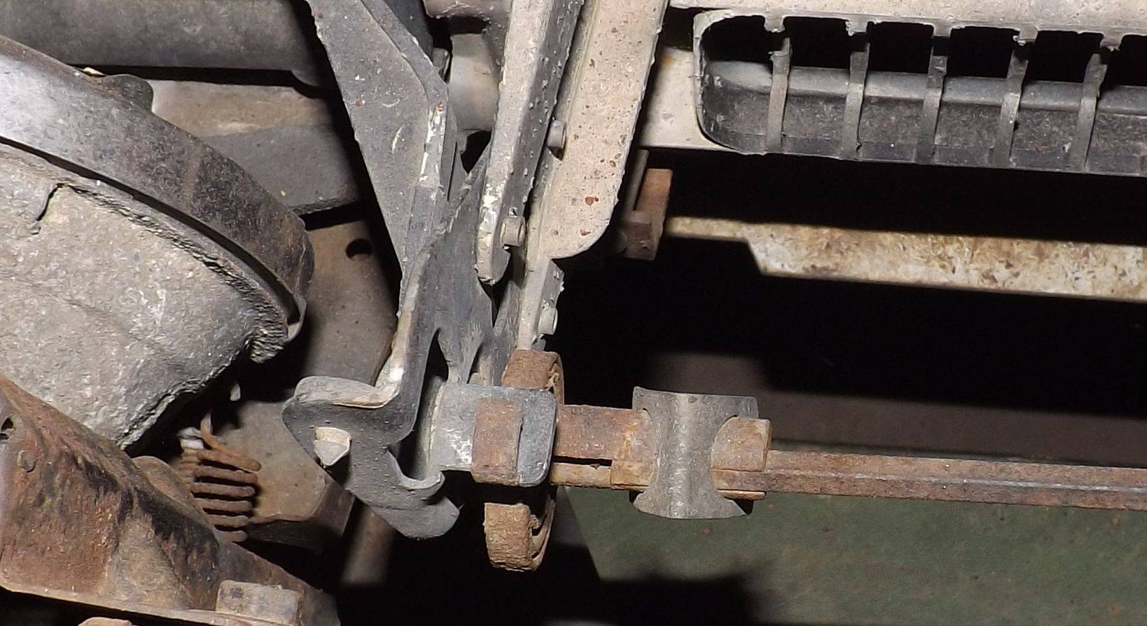 headlamp cover actuating bar.jpg