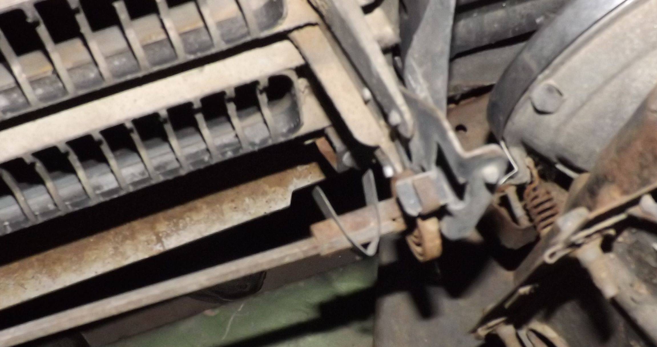 headlamp cover actuating bar1.jpg