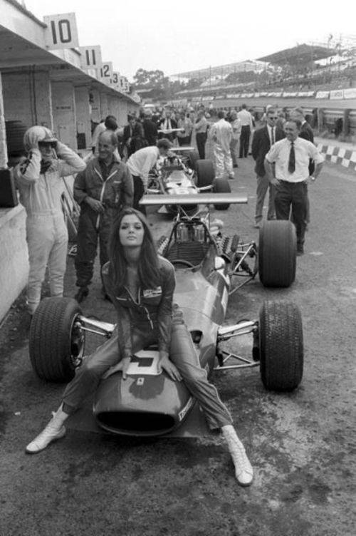 hot-girl-on-old-school-f1-car-1455595608.jpg