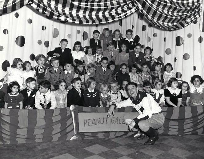 Howdy_Doody_peanut_gallery_circa_1940_1950s.jpg