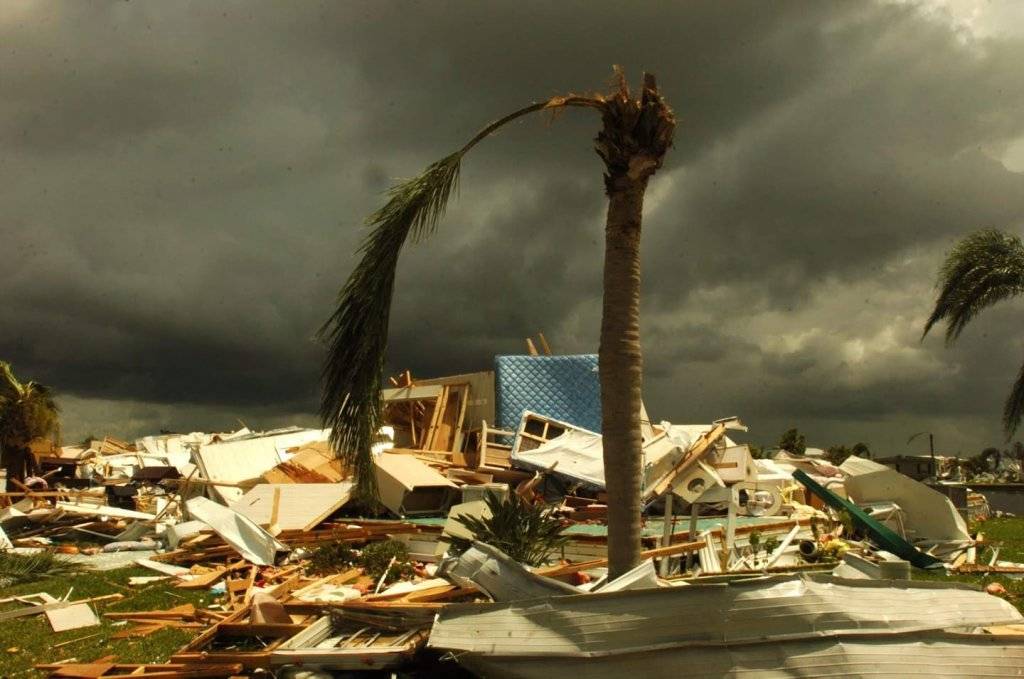 Hurricane.Charley.Eye.Punta.Gorda.jpg