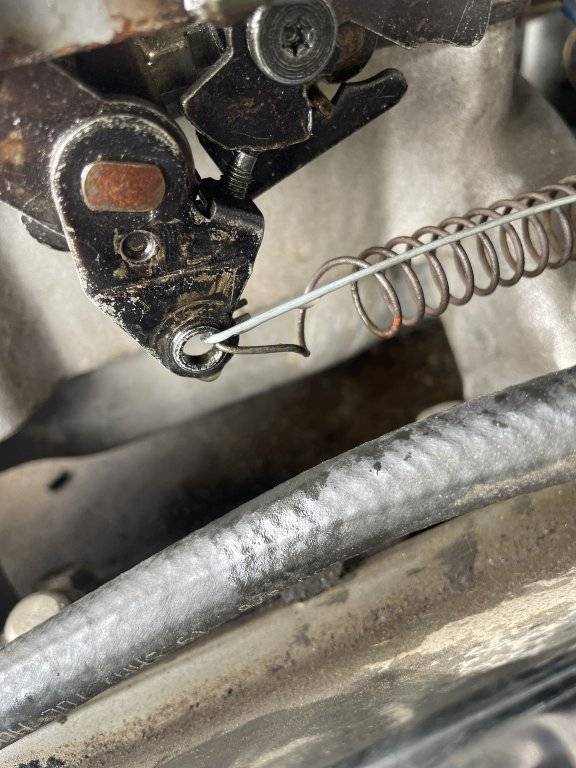 Carburetor stuck and increases idle rev without pedal and top flap isn