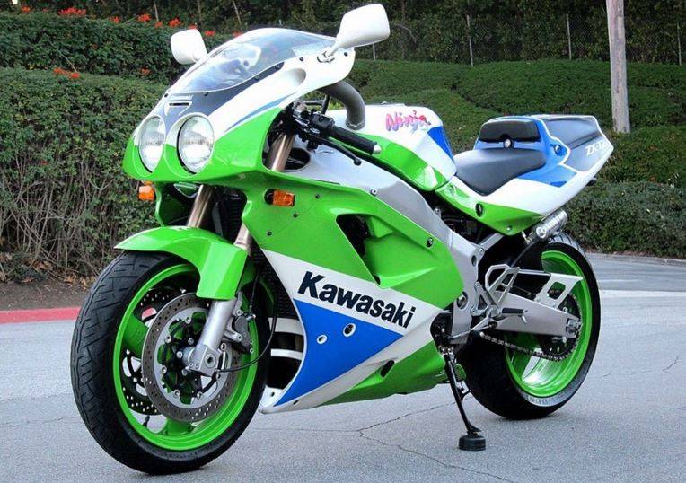 Kawasaki-Ninja-ZX7R-K2-Front-Left.jpg