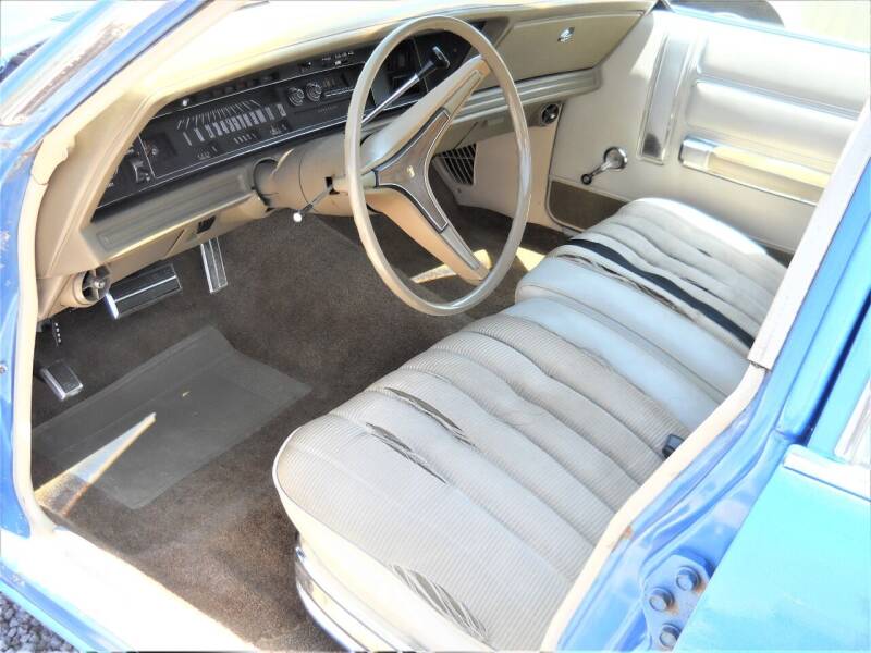 LHS frot interior 1972-chrysler-newport-custom.jpg