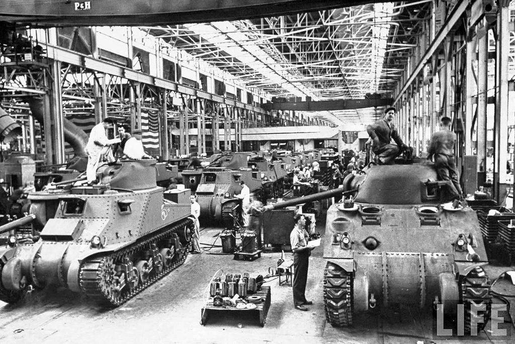 life-detroit-car-makers-world-war-II-1942_6_chrysler-tanks.jpg