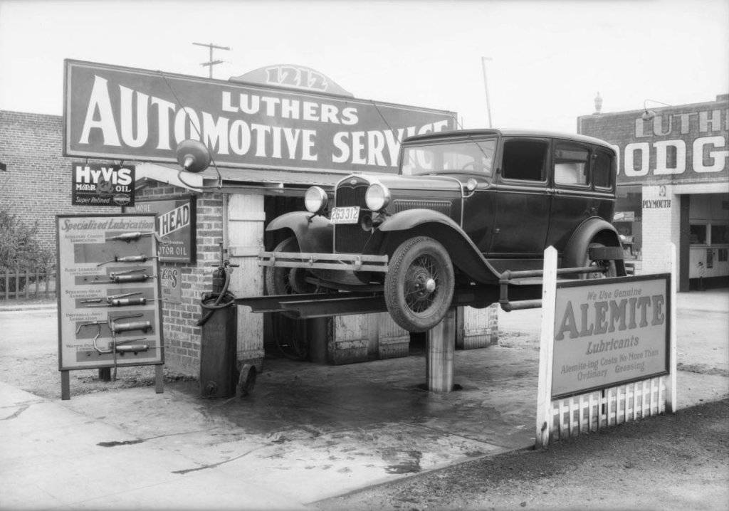 Luther’s Automotive Service, West Slauson, Los Angeles, 1932.jpg