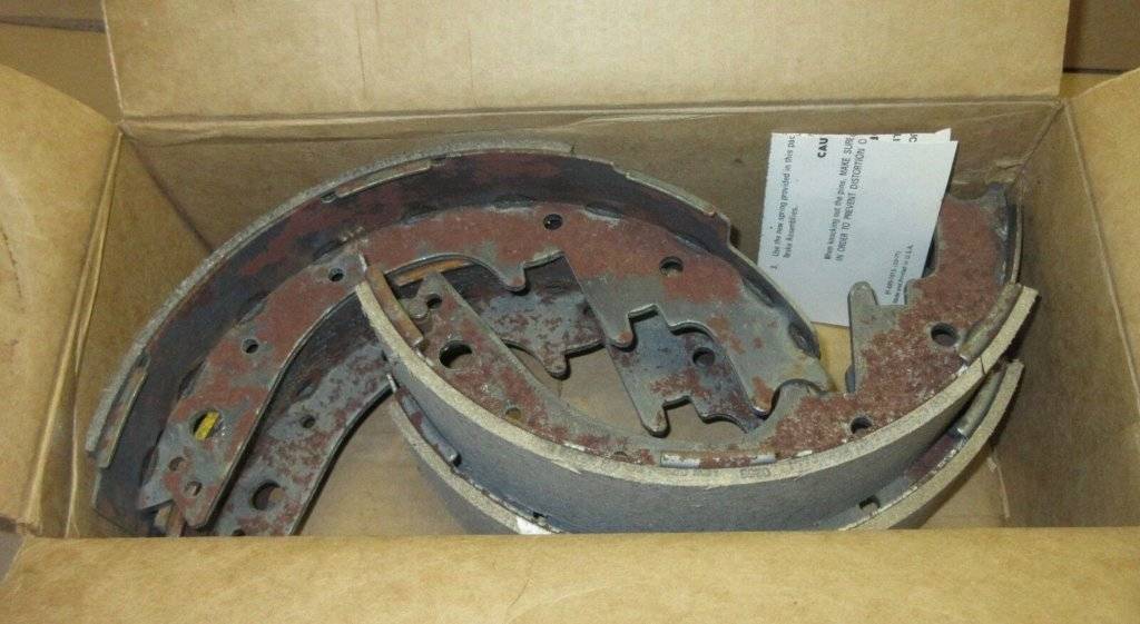 Mopar 3879231 NOS Brake Shoe Set Picture 2.jpg