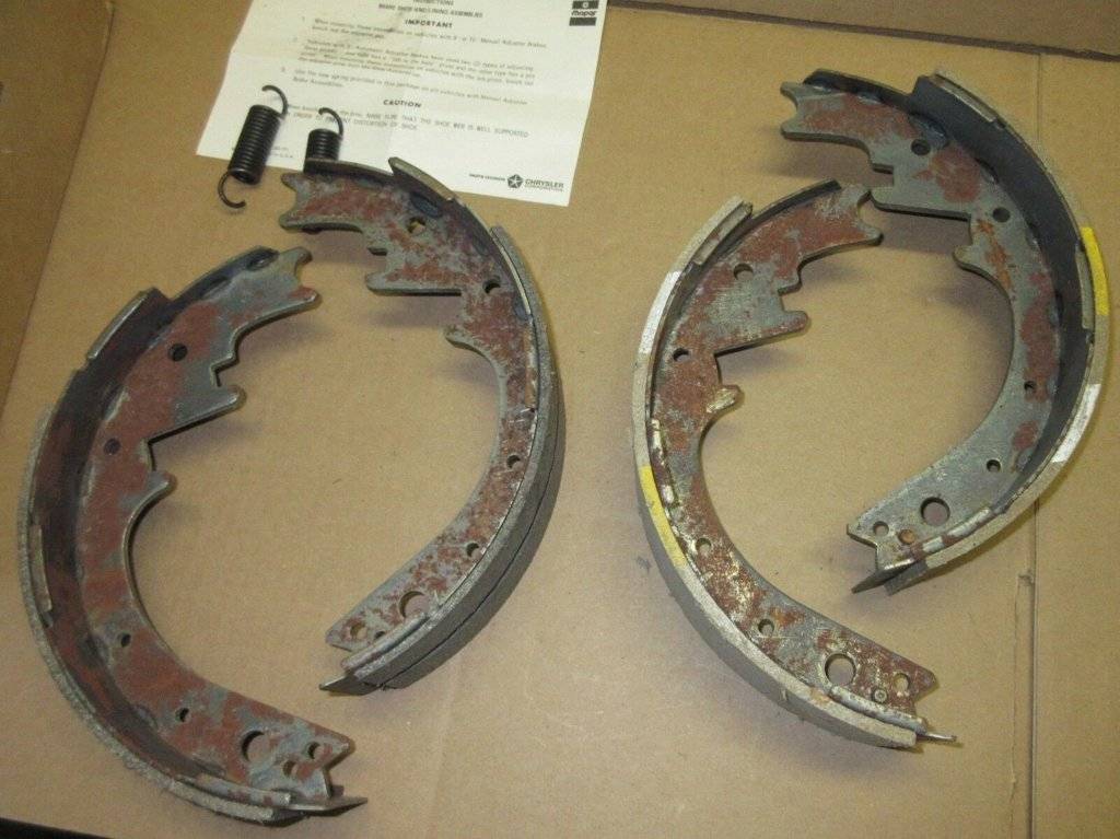 Mopar 3879231 NOS Brake Shoe Set Picture 5.jpg