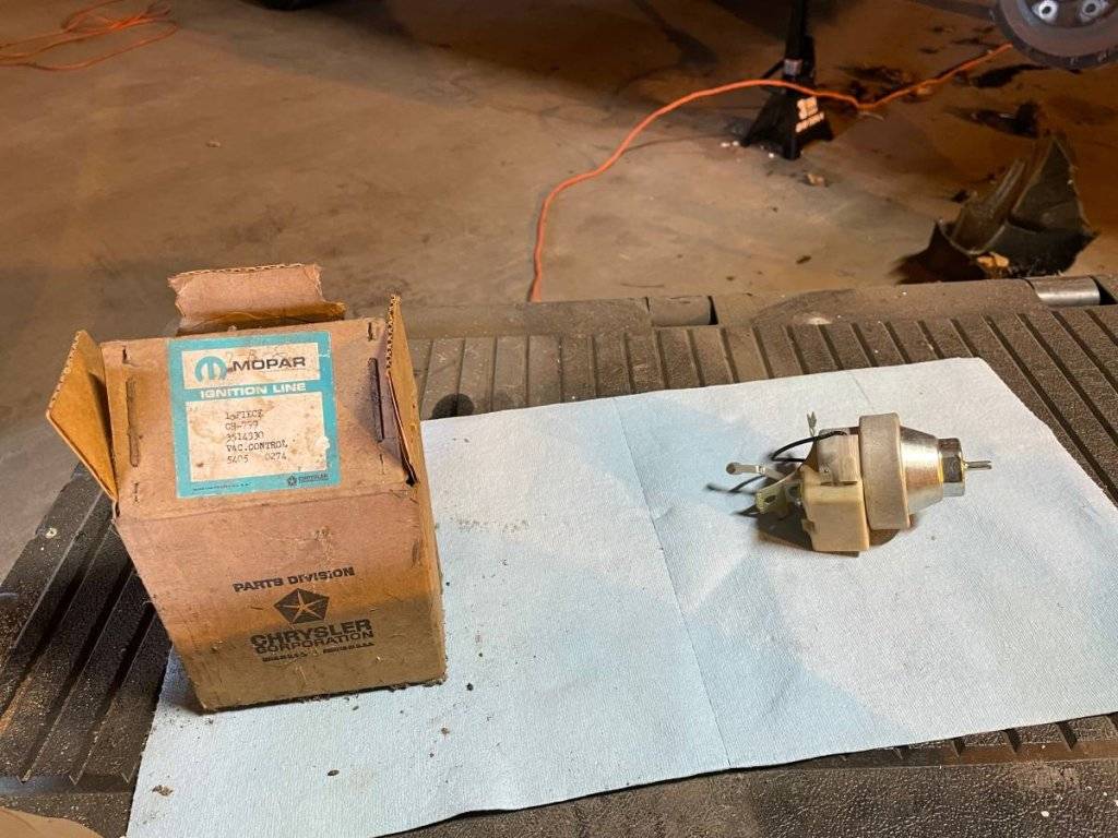 Mopar Vaccum Advance Unit (70-71) New - $300 (Elkhart).001.jpg