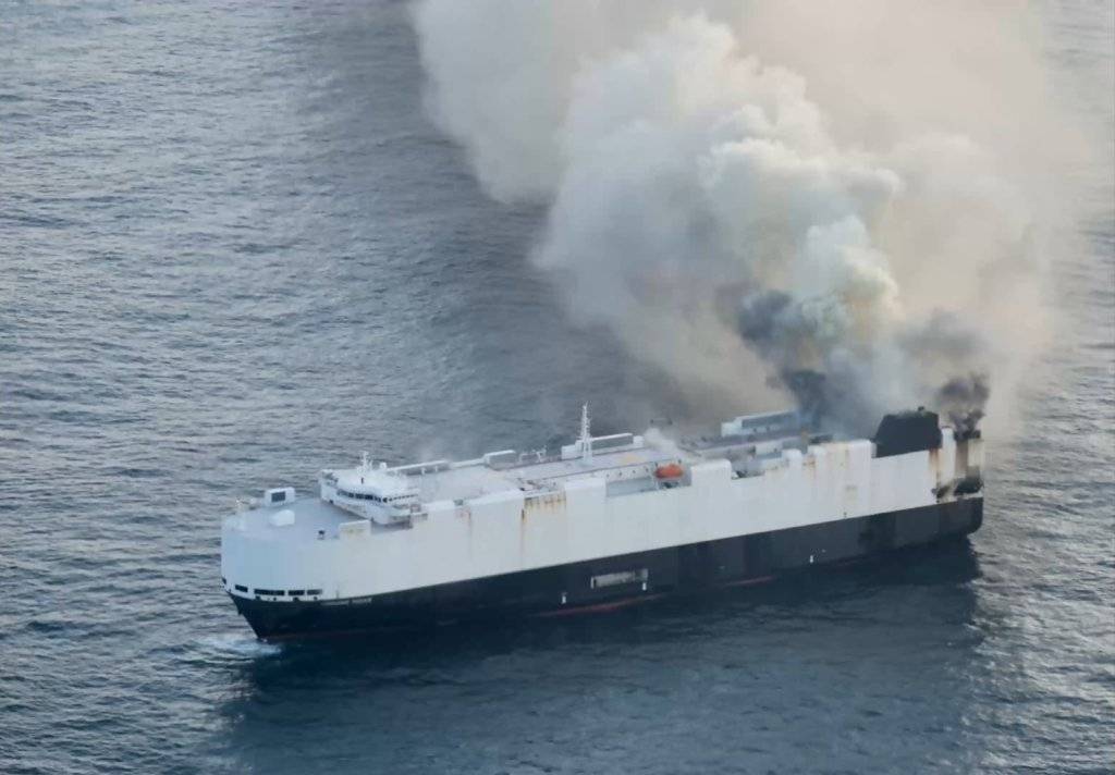 Morning Midas On Fire and Abandoned off the Coast of Alaska 3000 cars on board, 800 are EVs.01.jpg