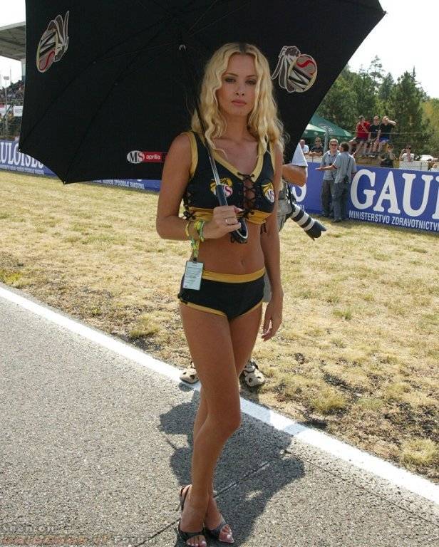 motogp-aprilia-umbrella-girl-sexy.jpg