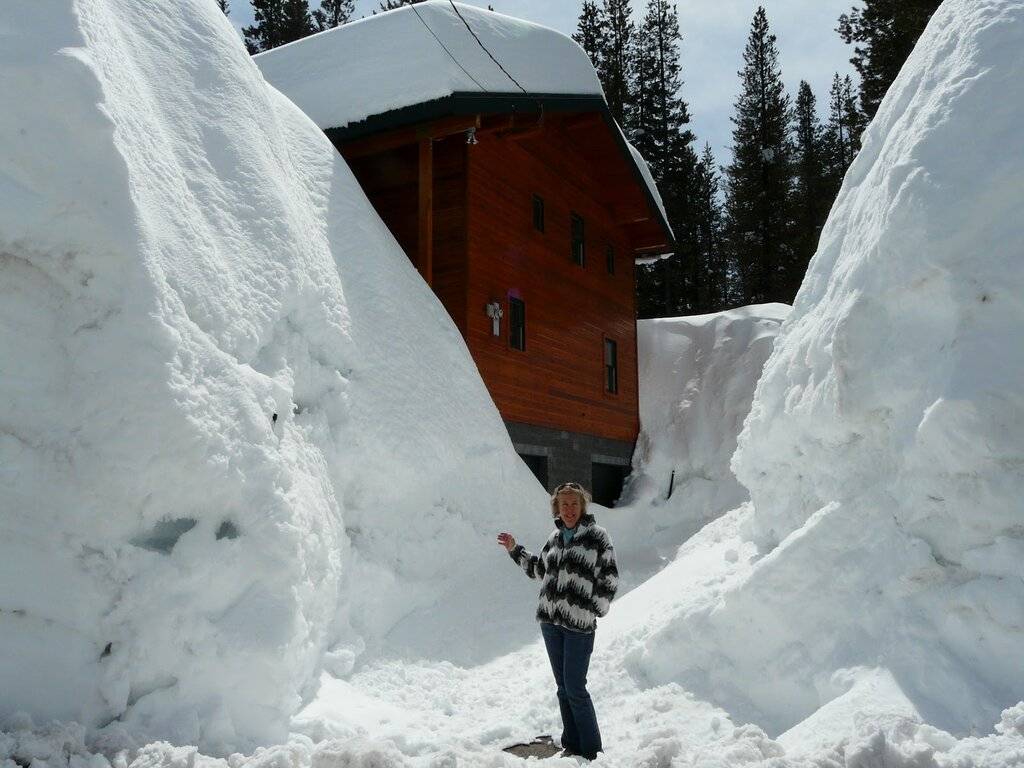 Now those are some snow banks.JPG