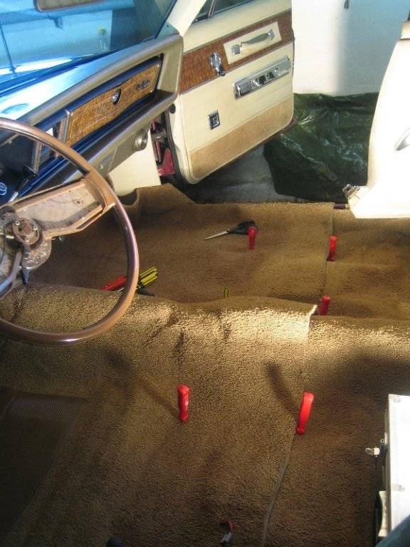 NY matto paikalla ja istuimien paikat merkitty.jpg