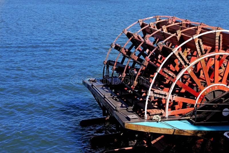 paddle-wheel-boat-15161771.jpg