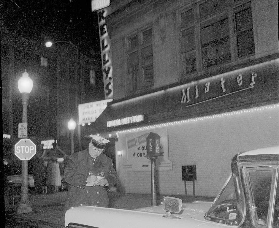 photo-chicago-mr-kellys-night-club-night-car-being-ticketed-1960.jpg