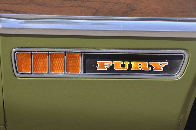 Plymouth-Fury-Sport-Suburban-1972-14.jpg