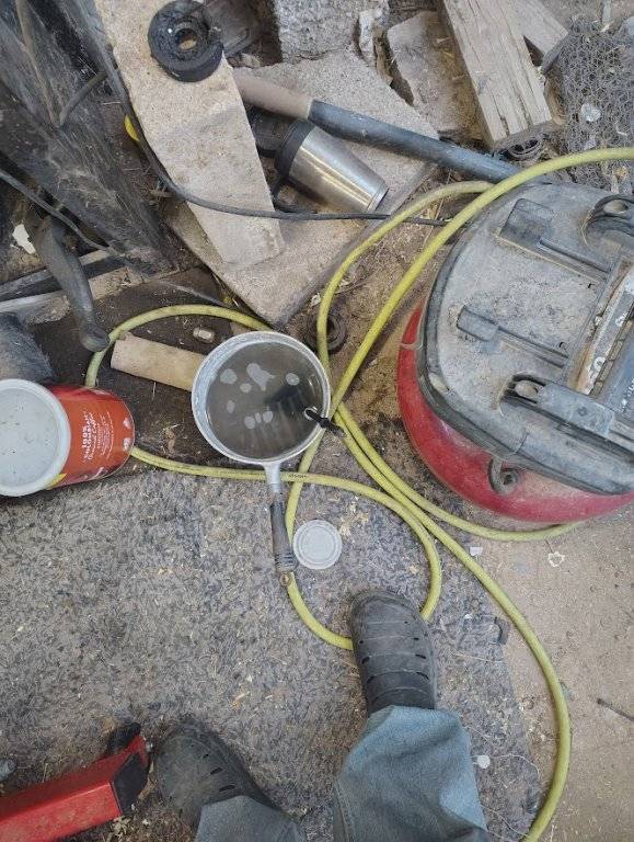 pot of hot water 2 soften the rubber.jpg