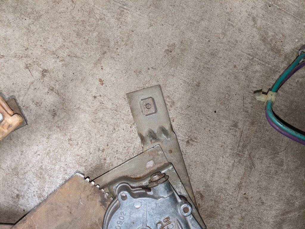 PXL_20210214_190035452 vise here, assistant move rear lever.jpg