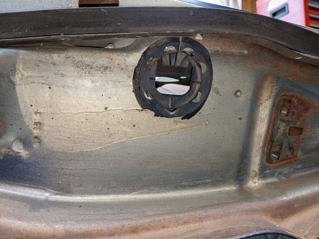 PXL_20210216_200759963 wire guide grommet.jpg