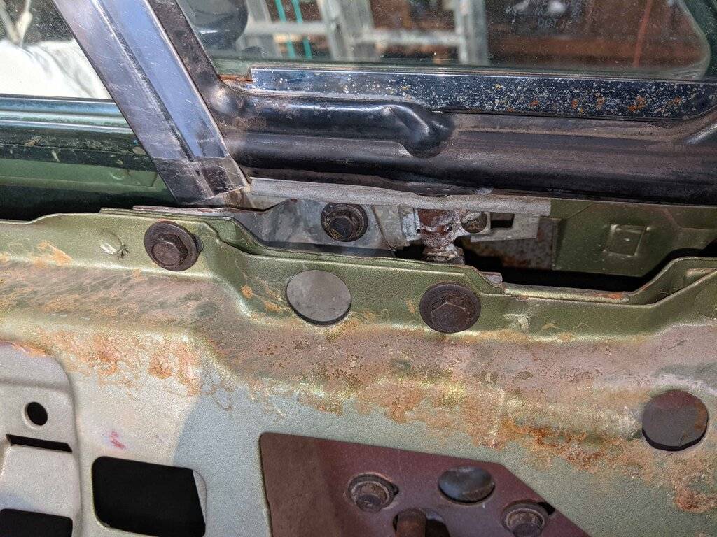 PXL_20210321_224353742 loosen rear bolt under vent to adj.jpg