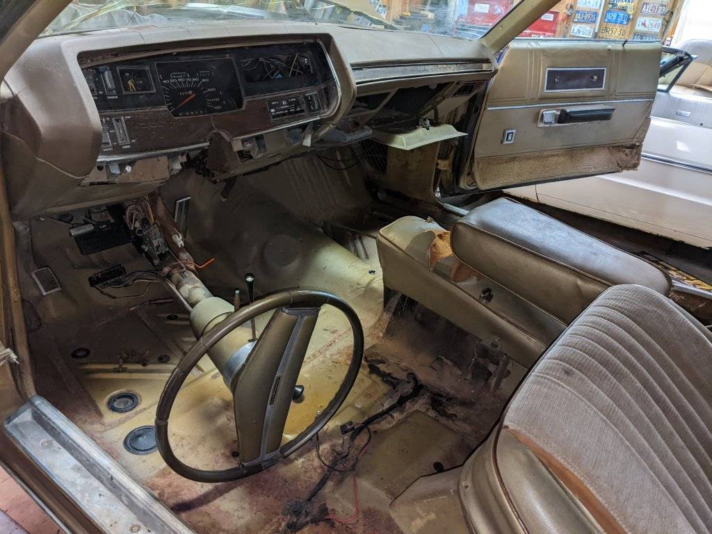 PXL_20221013_200847935 Interior.jpg