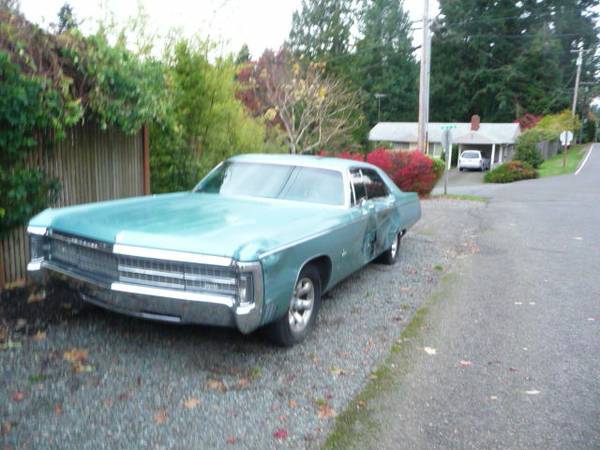 Q4 - Aquamarine Poly 4-door Crown - 001.jpg