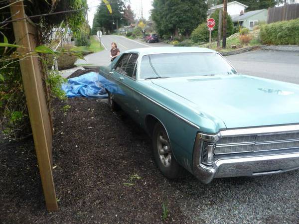 Q4 - Aquamarine Poly 4-door Crown - 002.jpg