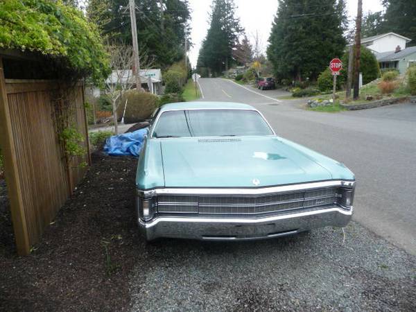 Q4 - Aquamarine Poly 4-door Crown - 003.jpg