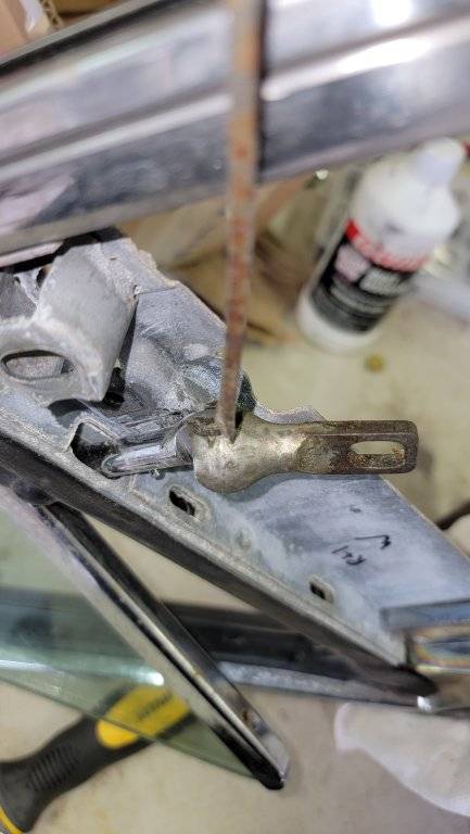 remove wing vent shaft from pivot bracket.jpg