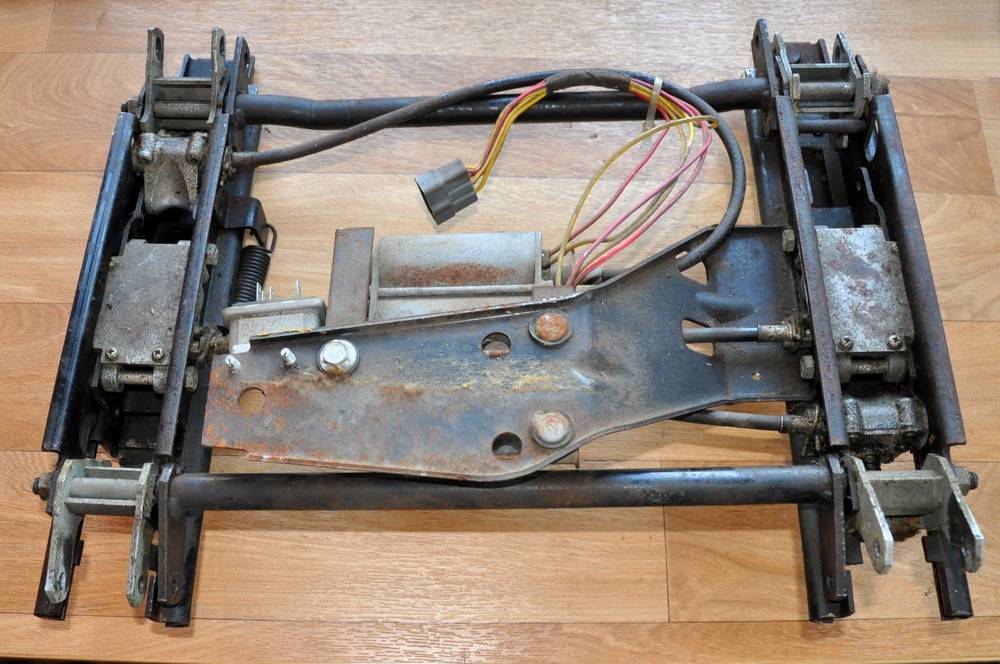 Seat Tracks - 03.JPG