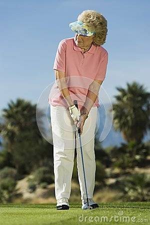 senior-woman-playing-golf-29645425.jpg