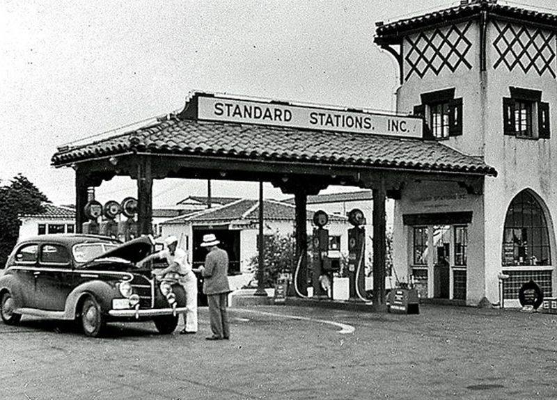 standard_stations_filling_station_in_california_1939.jpg