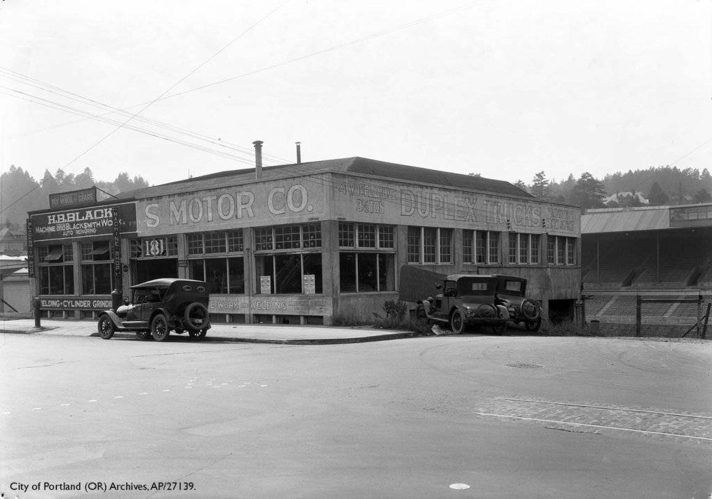 SW Chapman Street (SW 18th Avenue) near SW Yamhill Street, circa 1927.jpg