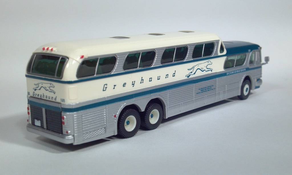 tal_works_gm_gmc_pd_4501_scenicruiser_central_greyhound_lines_new_york_ho_scale_1_87_model_bus_2.jpg