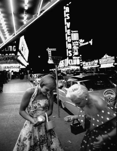 vintage-image-of-two-women-1950s-las-vegas.jpg
