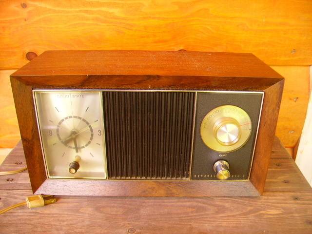 Vintage, Mid-Century GE Alarm Clock Radio, Wood Grain Hardwood.jpg
