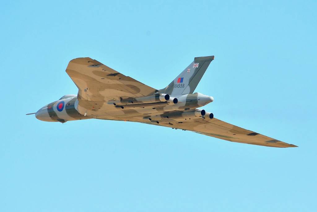 Vulcan_XH558_Duxford_Airshow_2012_%287977149648%29.jpg