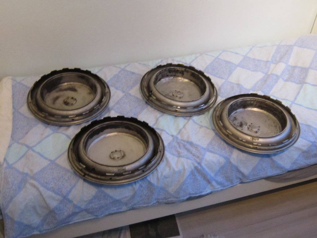 Wheel covers 002.JPG