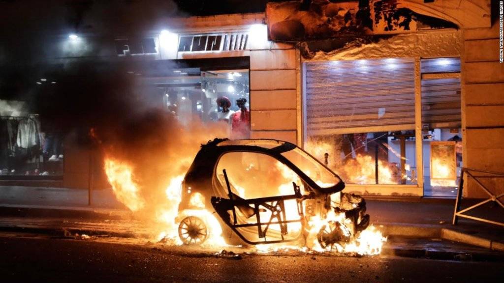 yellow-vest-protests-turn-violent-in-paris.jpg