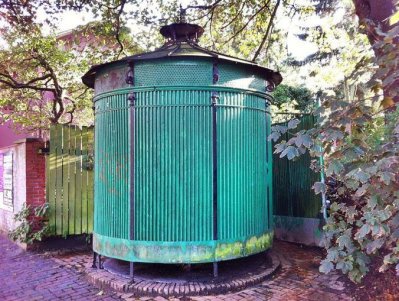 Pissoir_in_Neumünster,_Bahnhofsstraße_2.jpg