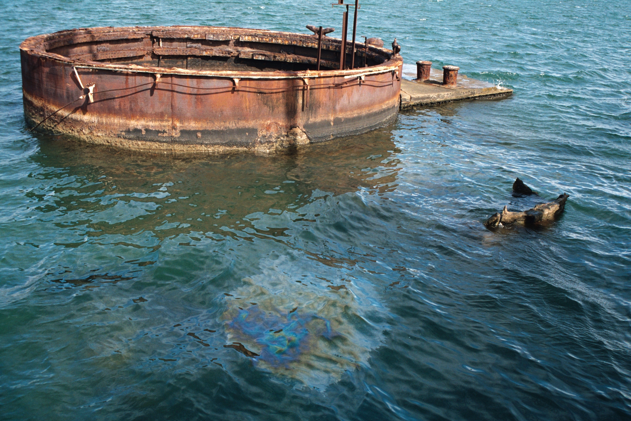 USS_Arizona_oil_seepage.jpg