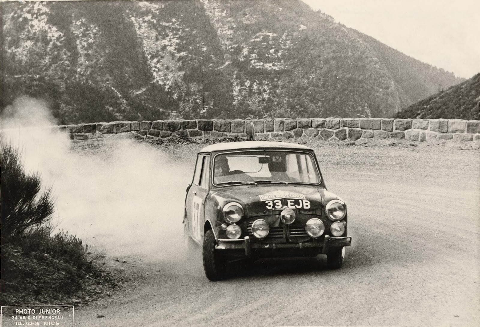 Mini-Cooper-S-victorieuse-du-Rallye-de-Monte-Carlo-1964.jpg