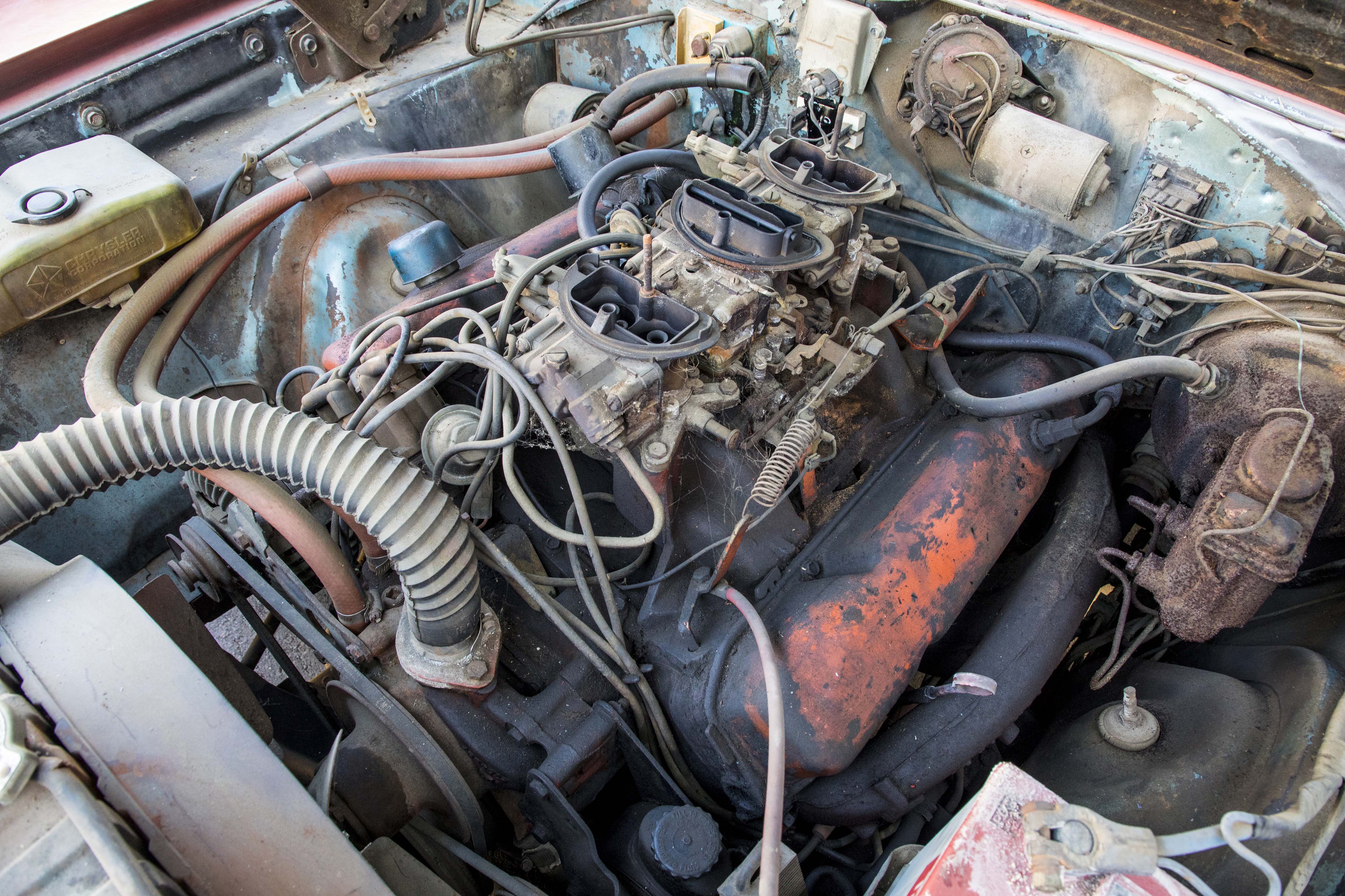 004-stoker-1970-plymouth-road-runner-440-6-convertible-engine-overall.jpg