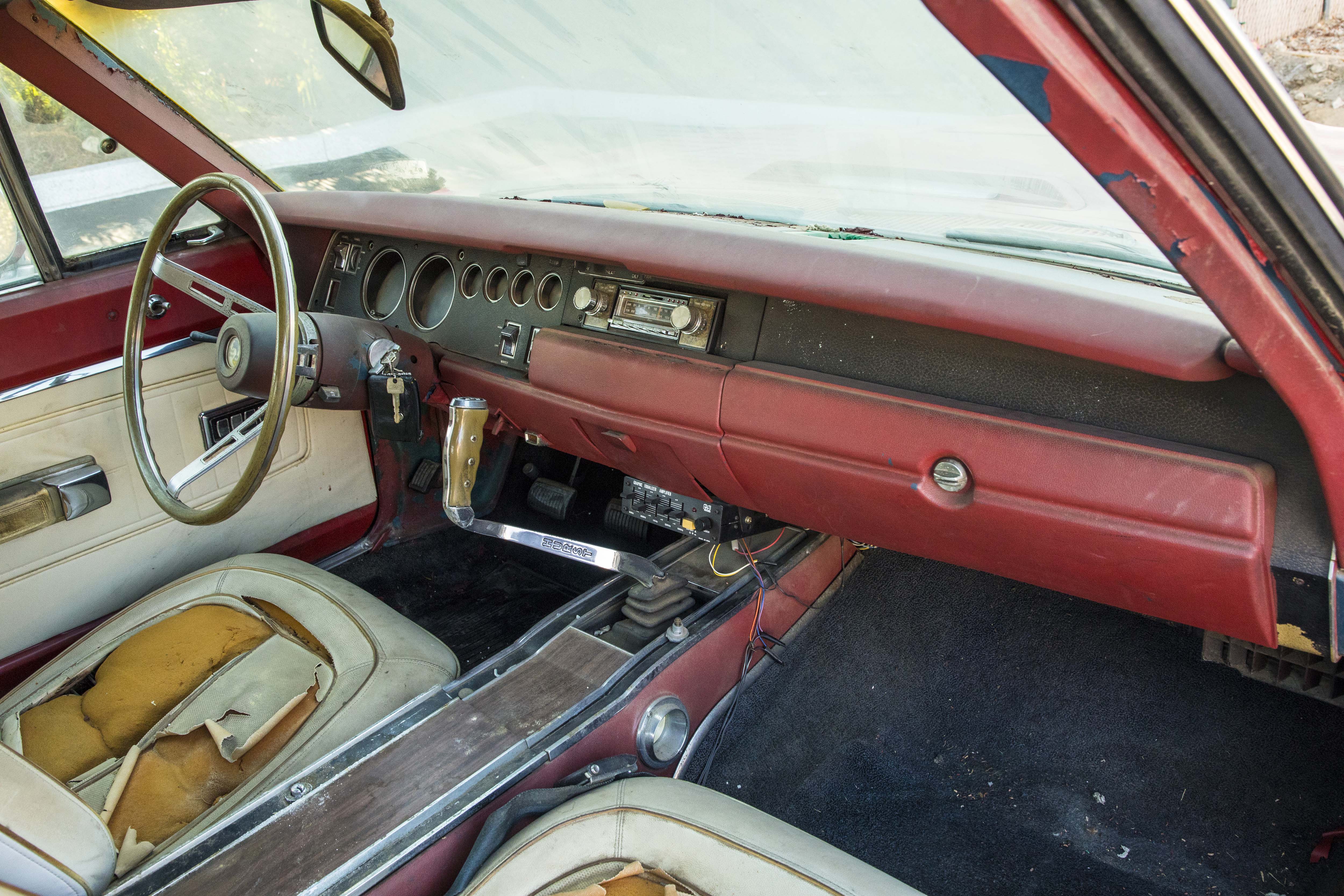 023-stoker-1970-plymouth-road-runner-440-6-convertible-dashboard-passenger-side.jpg