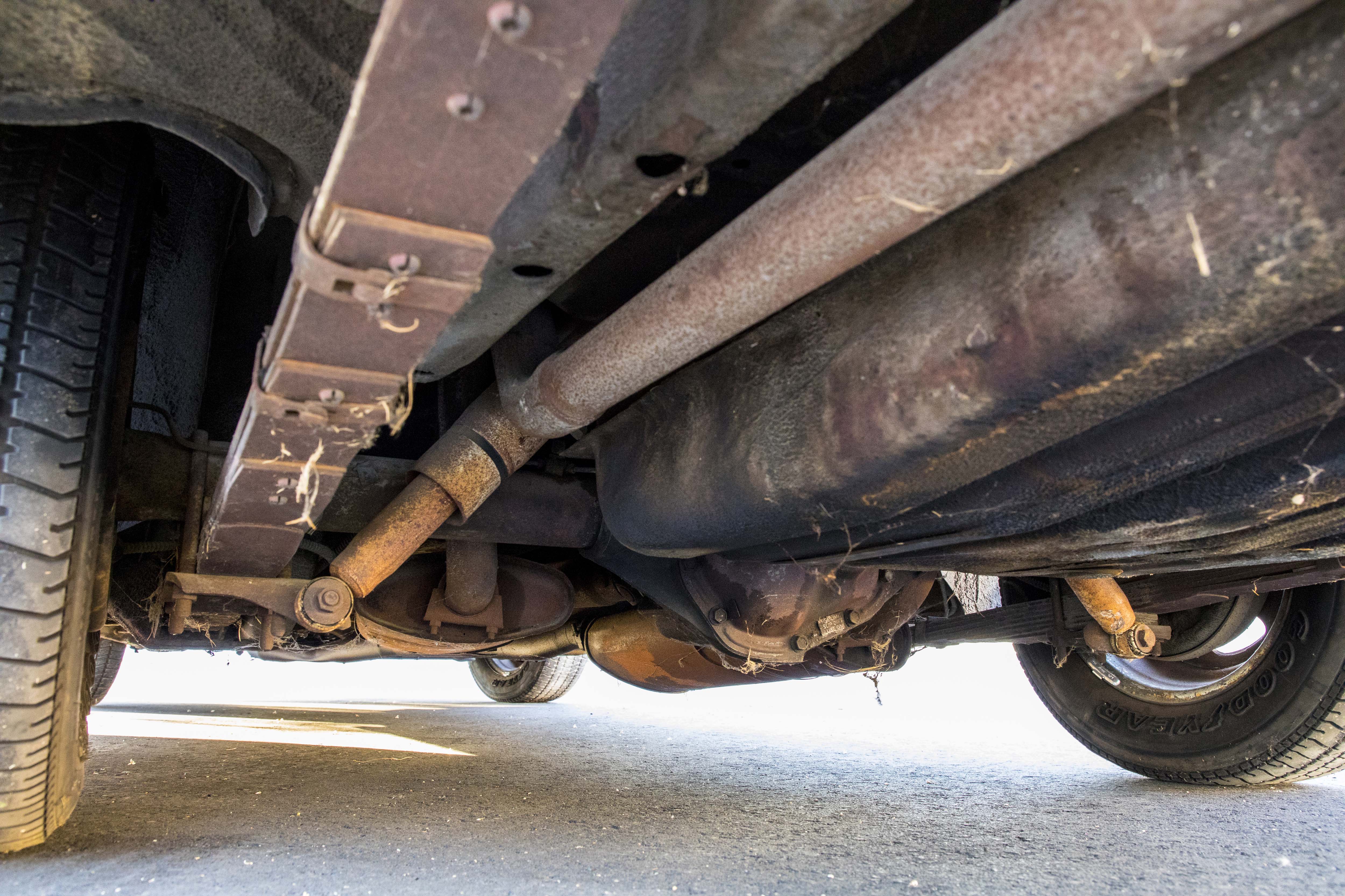 041-stoker-1970-plymouth-road-runner-440-6-convertible-rear-undercarriage.jpg