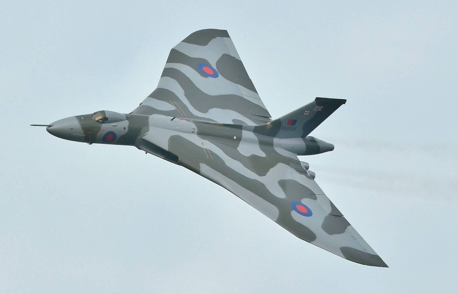 XH558_%28G-VLCN%29_Avro_Vulcan_-_Last_Flight_over_Farnborough_%28cropped%29.jpg